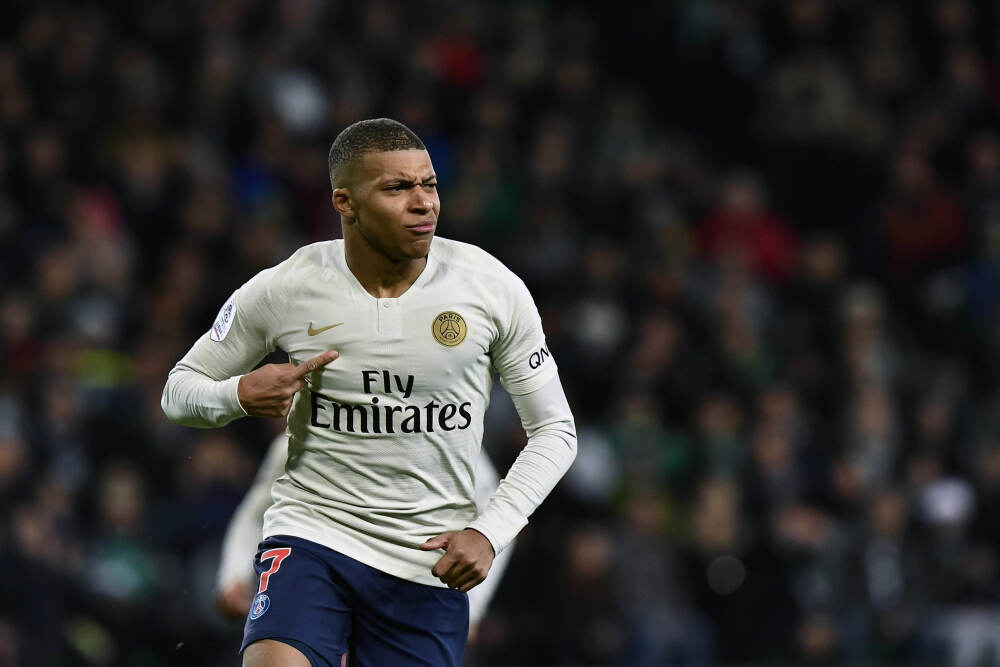 不用怀疑, 男人身体有这4个“本能反应”, 说明他早已爱你入骨了